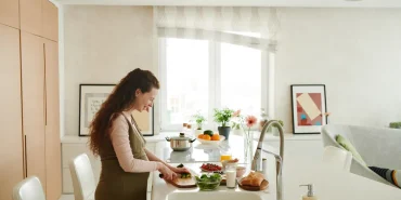 Gebelikte mide yanmasını azaltmaya yardımcı küçük ve dengeli öğün hazırlayan anne adayı